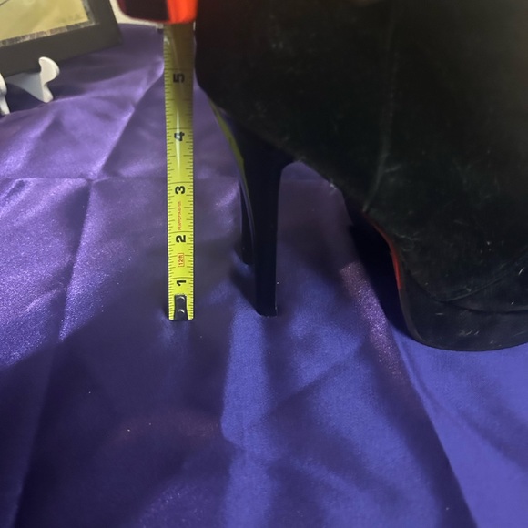 Vero Cuoio Italian Made Black High Heel Bootie. - Picture 13 of 14